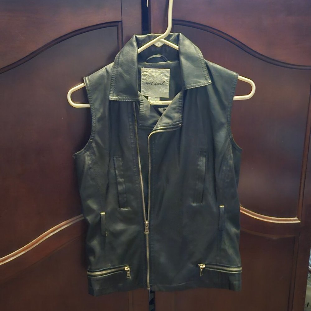 Wet Seal black faux leather vest sleeveless cross zipper size small